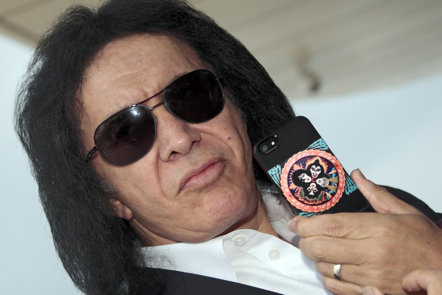 Gene Simmons of the rock band Kiss holds a smart phone as he attends a photocall as part of the MIPTV, the International Television Programs Market, event in Cannes April 8, 2013.     REUTERS/Eric Gaillard (FRANCE  - Tags: ENTERTAINMENT BUSINESS) cannes francia Gene Simmons musico integrante grupo kiss evento Mercado Internacional de Programas de Television