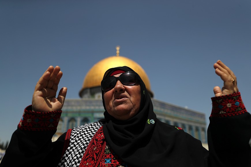 (240405) -- JERUSALEN, 5 abril, 2024 (Xinhua) -- Una devota musulmana participa en las oraciones del último viernes del Ramadán en el complejo de Al-Aqsa, en la Ciudad Vieja de Jerusalén, el 5 de abril de 2024. (Xinhua/Jamal Awad) (jg) (da) (vf)