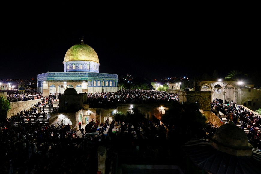 Palestinians pray on Laylat al-Qadr during the holy month of Ramadan, at the Al-Aqsa compound, also known to Jews as Temple Mount, amid the ongoing conflict between Israel and the Palestinian Islamist group Hamas, in Jerusalem's Old City, April 5, 2024. REUTERS/Ammar Awad
