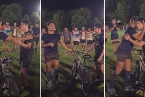 La secuencia en la que el capitán le entrega la bicicleta a su compañero.