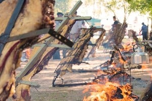 Más de 20 duplas asadores de Santa Fe, Córdoba y Entre Ríos, serán parte del concurso de asado a la estaca, donde se elegirán los mejores costillares vacunos cocidos en estaca a las leñas. El jurado este año estará integrado por Mara Ottado (Pueblo Esther), Néstor Riva (Santo Domingo) y Mauro Kern (San Jerónimo Norte).
Foto:  GENTILEZA FIESTA REGIONAL ASADO A LA ESTACA