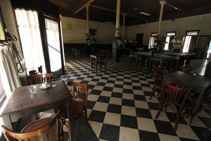 "Primero lo vio en el bar; después lo cruzó en una esquina..."