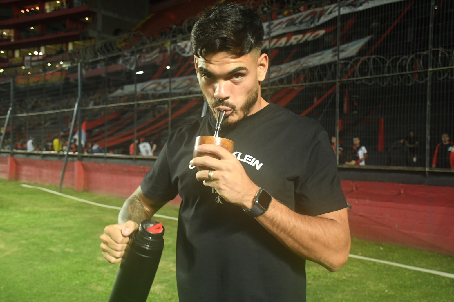 Alexis Rodríguez, lesionado en su rodilla estuvo en el campo de juego. 