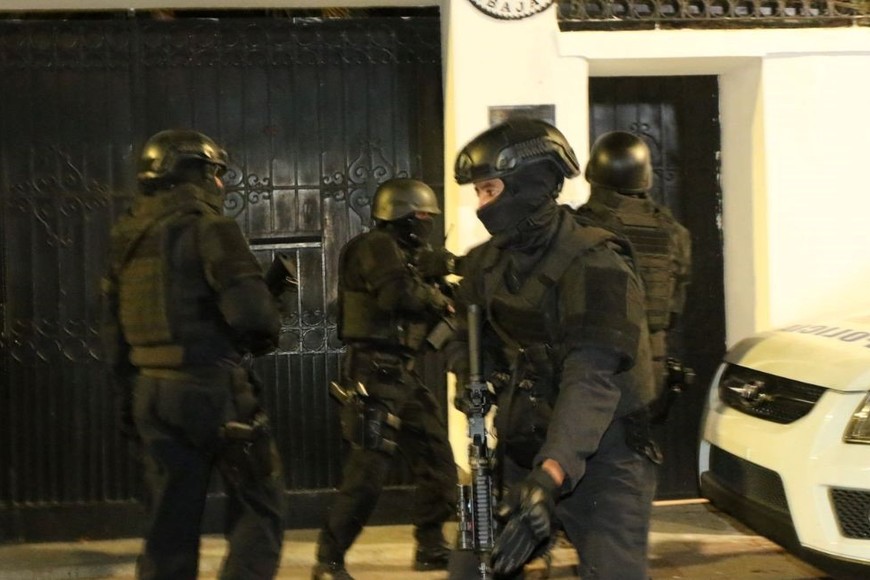 Agentes enmascarados y armados irrumpieron en la embajada