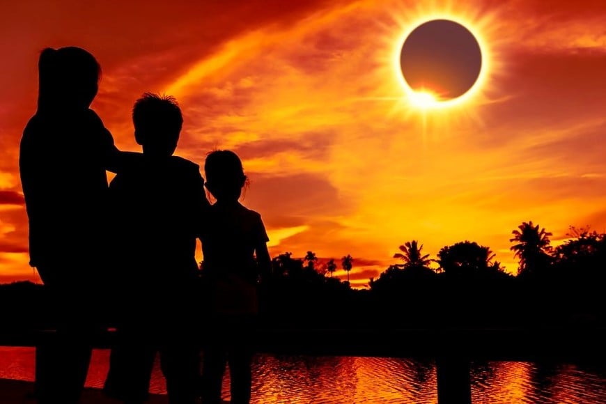 Los eclipses solares ocurren en algún lugar del mundo alrededor de cada año y medio.