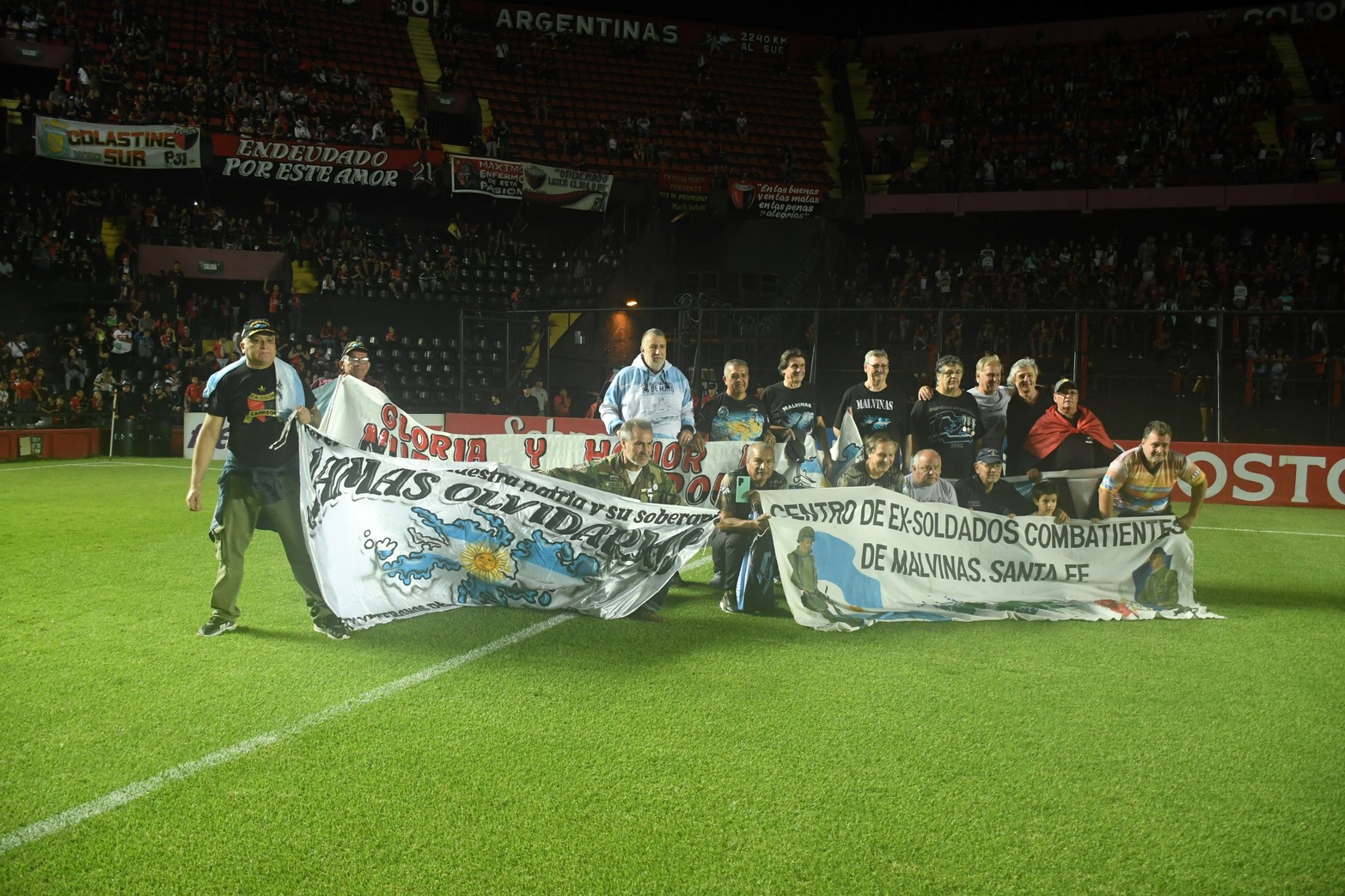 Antes del inicio del partido, por el Día del Veterano y caídos en las Islas Malvinas, ex combatientes dieron una vuelta olímpica.