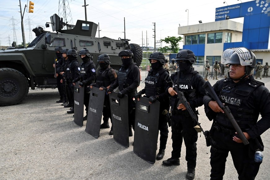 Police officers stand guard as Ecuador's former Vice President Jorge Glas is expected to arrive at the La Roca Prison, after Ecuadorean forces raided Mexico's embassy to arrest Glas who had been convicted twice of corruption and who had been granted asylum by Mexican authorities, in Guayaquil, Ecuador April 6, 2024. REUTERS/Marcos Pin