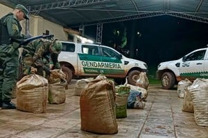 Los funcionarios procedieron a efectuar un rastrillaje en el lugar recogiendo 21 bultos con cogollos vegetales. Crédito: Gendarmería Nacional.
