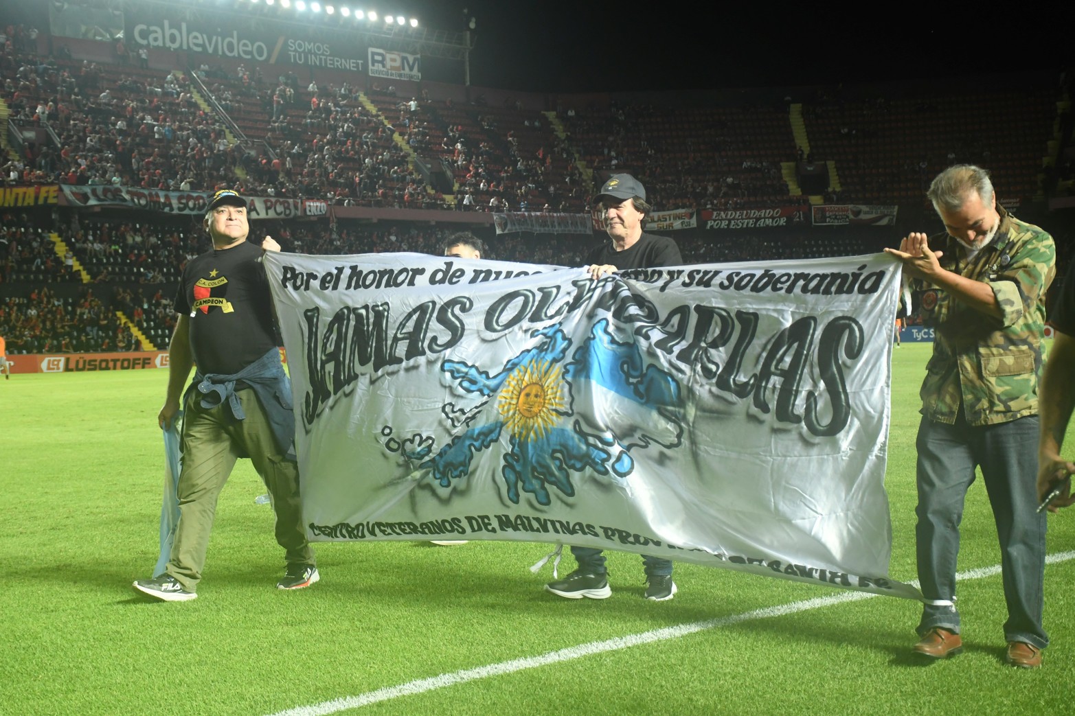 Antes del inicio del partido, por el Día del Veterano y caídos en las Islas Malvinas, ex combatientes dieron una vuelta olímpica.