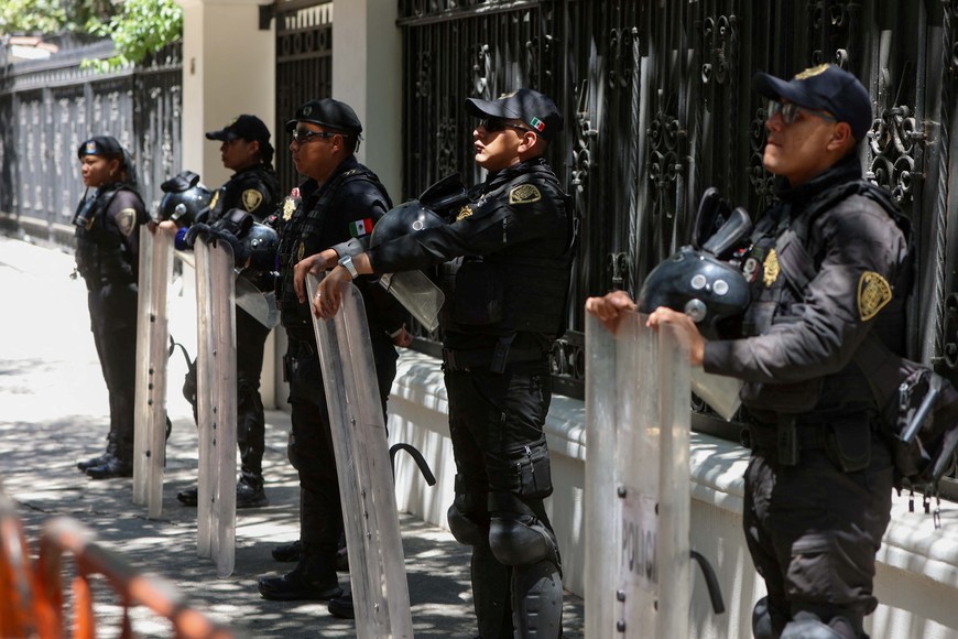 Police officer stand watch outside the Ecuadorean embassy, after Ecuadorean authorities arrested former Ecuador's Vice President Jorge Glas seizing him from the Mexican embassy and prompting Mexico to suspend bilateral relations, in Mexico City, Mexico, April 6, 2024. REUTERS/Luis Cortes