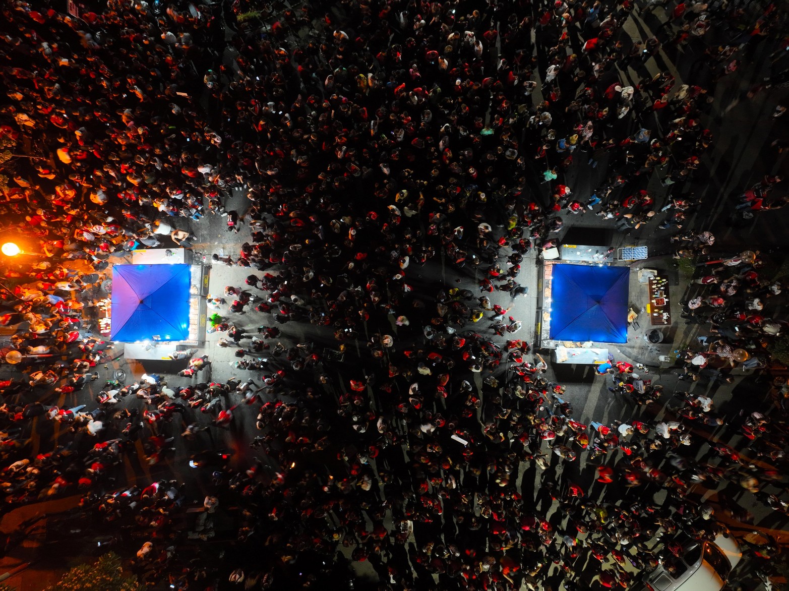 Un problema sin solución. Los vecinos de J.J. Paso se ven encarcelados cada vez que juega Colón porque por varias horas no pueden ingresar o salir de sus hogares. También la falta de baño, hace que los frentes de las casas queden con olores nauseabundos.