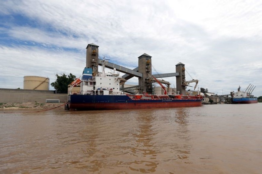 Foto de archivo: granos son embarcados en una puerto cerca de Rosario sobre el río Paraná, Argentina. 31 ene, 2017.  REUTERS/Marcos Brindicci
