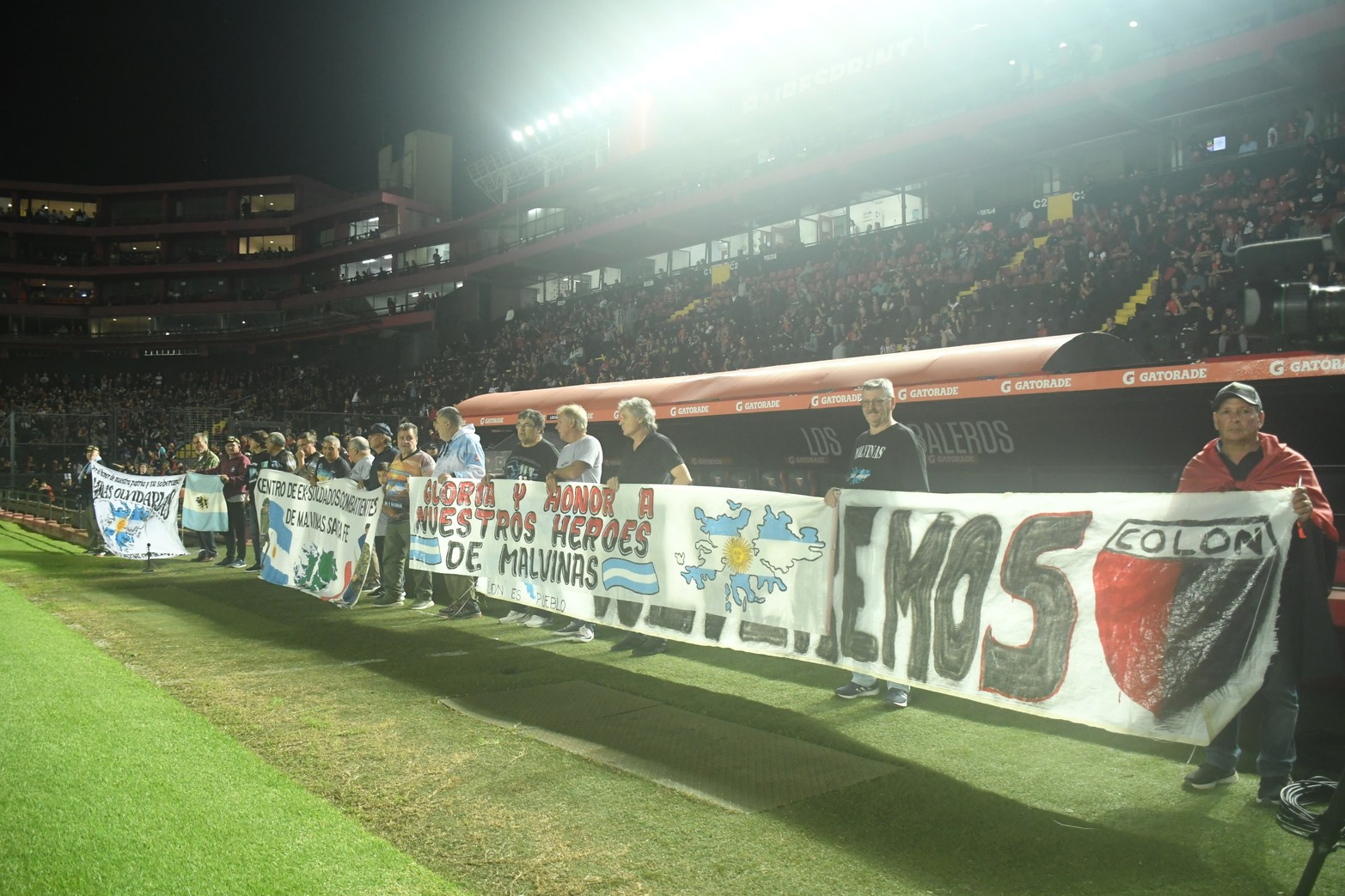 Antes del inicio del partido, por el Día del Veterano y caídos en las Islas Malvinas, ex combatientes dieron una vuelta olímpica. 