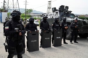 Policías a la espera del ex vicepresidente de Ecuador, Jorge Glas, en la prisión La Roca Prison, en Guayaquil. Crédito: Marcos Pin/Reuters