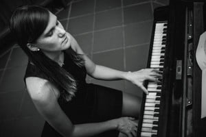 Pianista y compositora Mariana Pretto, dedicada a piano a mano izquierda por distonía de la mano derecha.