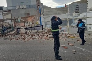 Una viejo edificio cayó por la acción del viento en Comodoro Rivadavia.  Crédito: El Chubut