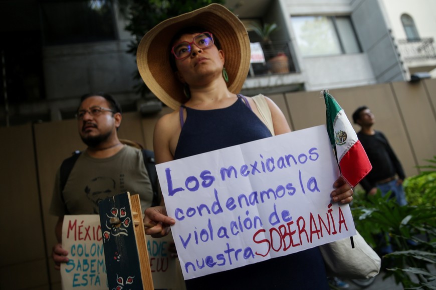 (240407) -- CIUDAD DE MEXICO, 7 abril, 2024 (Xinhua) -- Imagen del 6 de abril de 2024 de una mujer participando en una protesta en la Embajada de Ecuador en México, en la Ciudad de México, capital de México. Un centenar de mexicanos protestaron el sábado frente a la Embajada de Ecuador en México para demandar respeto a la soberanía de su país, en respuesta a la irrupción de fuerzas policiales ecuatorianas en la Embajada mexicana en Quito, hecho que motivó la ruptura de las relaciones diplomáticas entre ambos países. (Xinhua/Francisco Cañedo) (fc) (oa) (ah) (da)