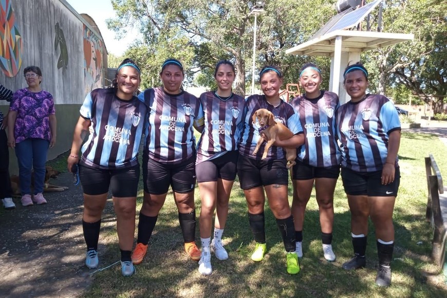 Las 5 hermanas Rolón con la goleadora del partido, la ex Unión de Santa Fe, Camila Román, todas oriundas de Larrechea jugando para 9 de Julio de Arocena.