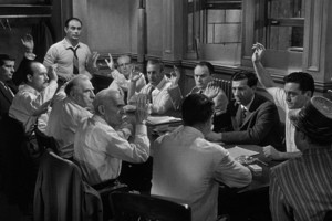 El clásico "Doce hombres en pugna" donde un jurado de ciudadanos delibera a puertas cerradas. El film de Sidney Lumet, basado en el guion para TV de Reginald Rose, reflexiona sobre la ética y la justicia. En la obra, el tiempo es decisivo para comprobar la inocencia del acusado.


