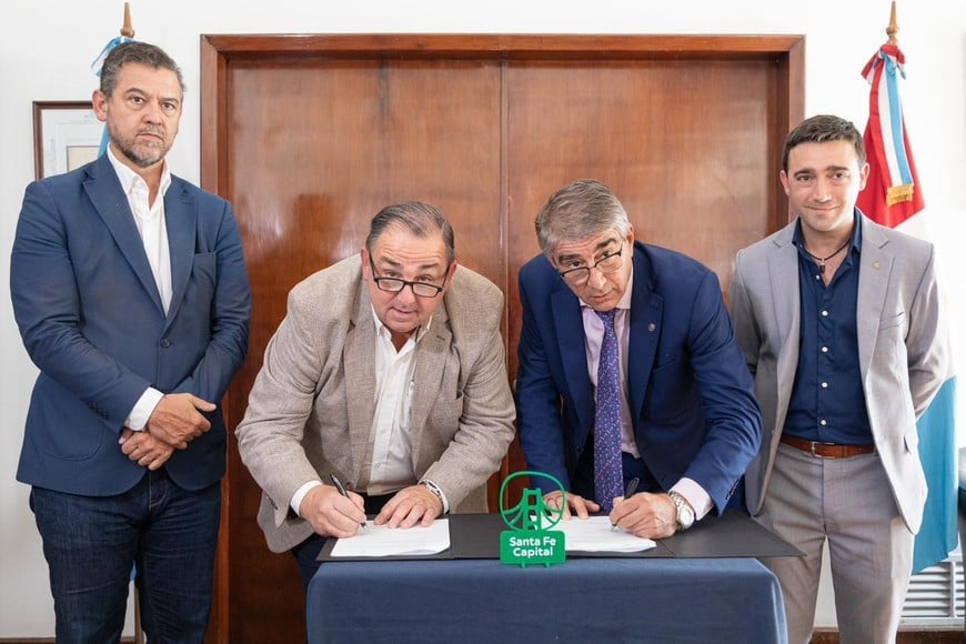 El acuerdo fue rubricado por el ministro de Gobierno e Innovación Pública, Fabián Bastia, y el intendente de la ciudad, Juan Pablo Poletti. Crédito: Gobierno de Santa Fe
