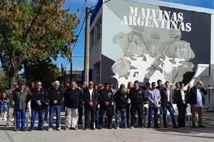 Enmarcados por el mural que plasmaron dos artistas de la ciudad hace poco más de un año, en honor a los soldados de aquella batalla, la estampa de los hombres Rufinenses que defendieron las islas, se recorta impoluta,