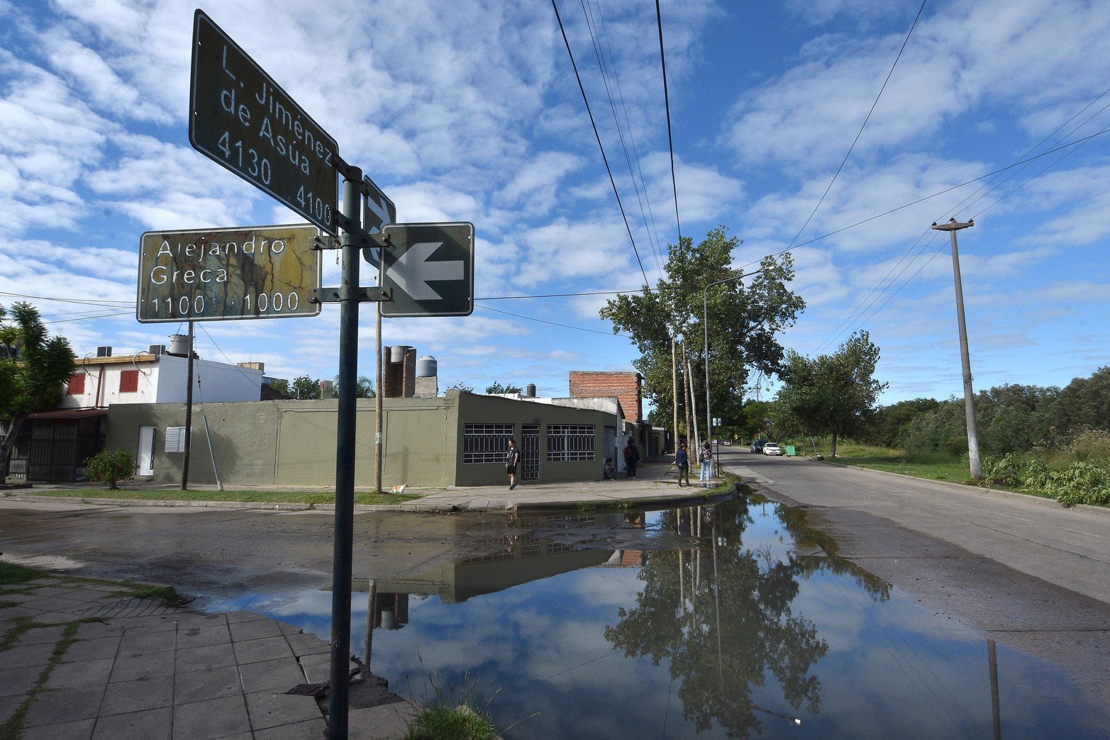 Los vecinos expresan que reclamaron a ASSA pero no tuvieron respuesta. El problema lleva un mes en el barrio. El punto más crítico es la esquina de las calles Jiménez Assúa y Alejandro Greca.