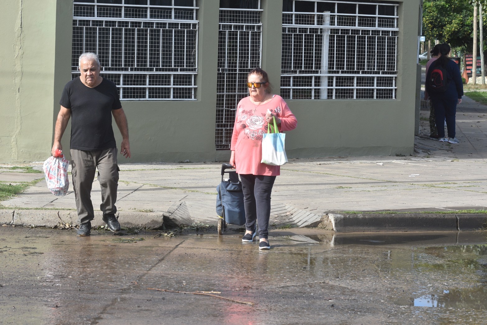 La contaminación abarca varios metros de la cuadra. 