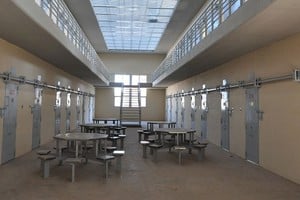 Se busca avanzar con el traslado de presos alojados en las comisarías a dependencias del Servicio Penitenciario