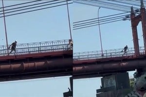Captura. El insólito robo de cables en el Puente Colgante tuvo lugar el domingo 31 de marzo en horas de la mañana. Crédito: El Litoral
