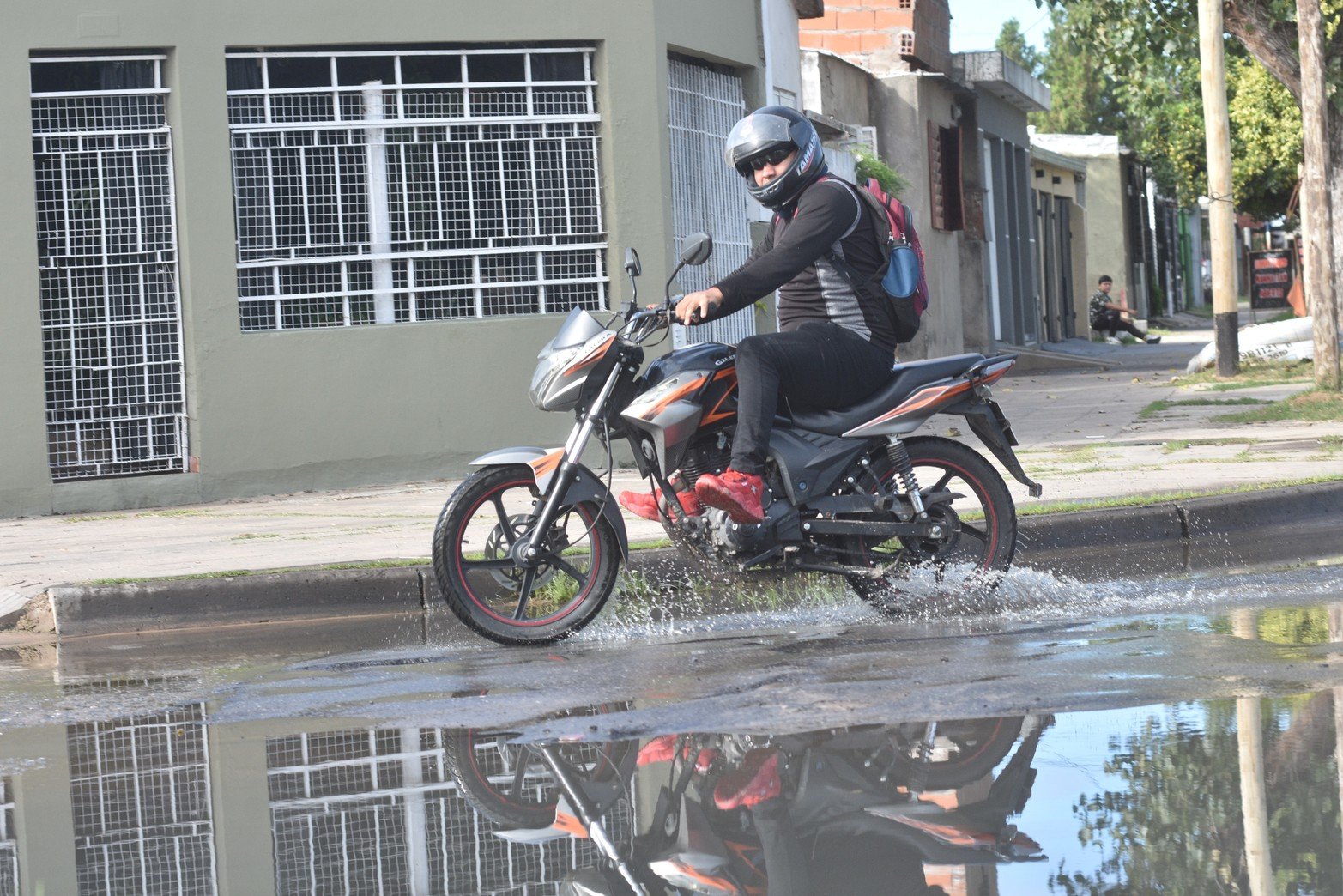Los vecinos expresan que reclamaron a ASSA pero no tuvieron respuesta. El problema lleva un mes en el barrio. El punto más crítico es la esquina de las calles Jiménez Assúa y Alejandro Greca.