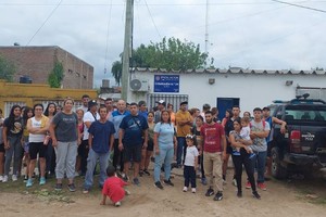 Ante la falta de respuestas de la policía, un grupo de vecinos se reunió frente a la comisaría para conseguir respuestas y exigir justicia.
