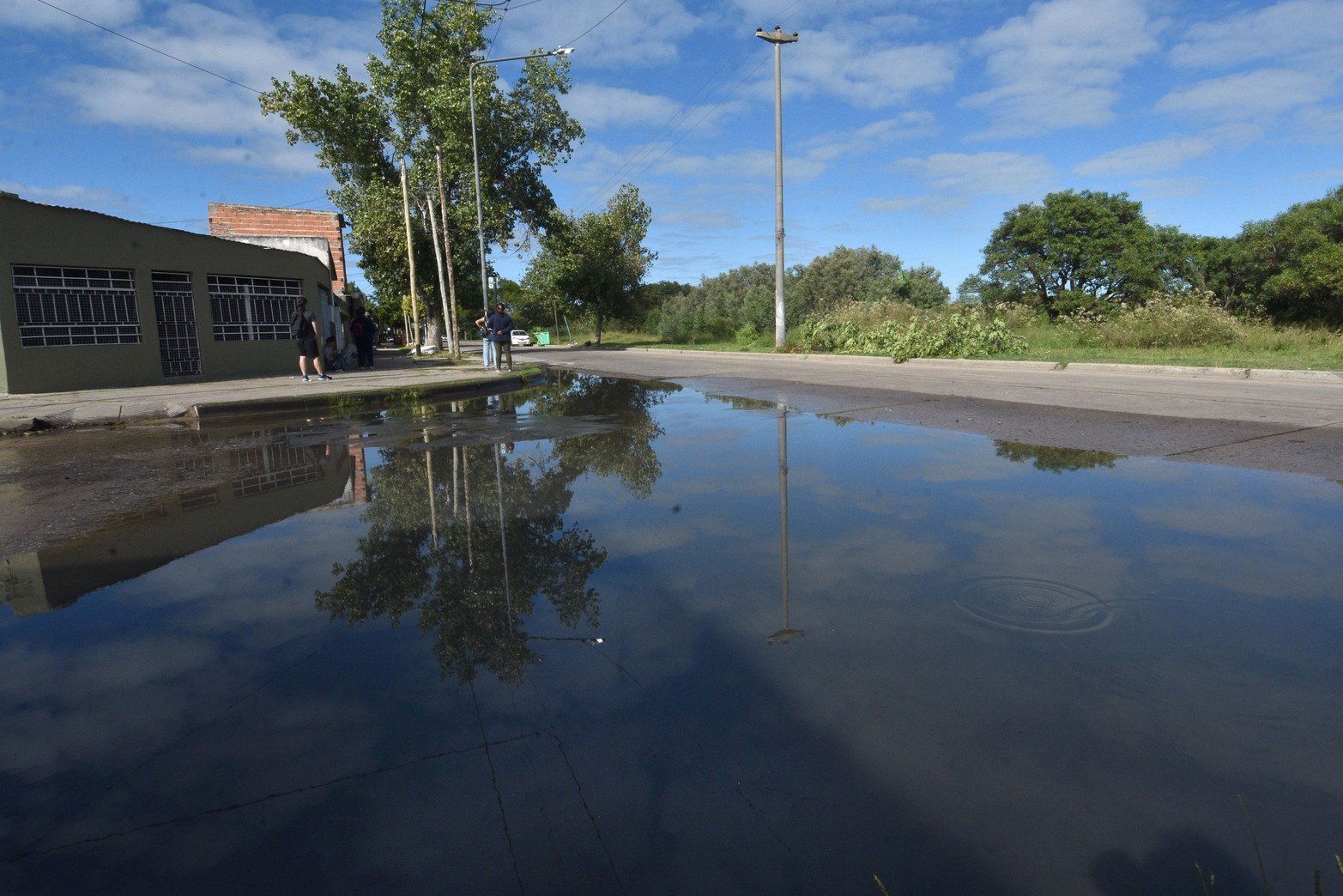 Los vecinos expresan que reclamaron a ASSA pero no tuvieron respuesta. El problema lleva un mes en el barrio. El punto más crítico es la esquina de las calles Jiménez Assúa y Alejandro Greca.