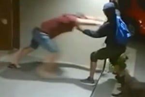 Un padre se enfrentó anoche contra un delincuente.