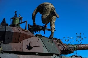 A service member of the 37th Marine Brigade of the Ukrainian Armed Forces removes empty cartridges from a French AMX-10 RC armoured fighting vehicle during military drills, amid Russia's attack on Ukraine, in an undisclosed location in Southern Ukraine April 3, 2024.  REUTERS/Ivan Antypenko     TPX IMAGES OF THE DAY
