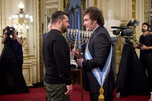 Javier Milei junto a Volodymyr Zelenskiy al momento de la asunción del argentino. Crédito: Reuters