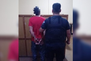 Tras varios minutos de tensión el preso volvió a ser puesto tras las rejas.