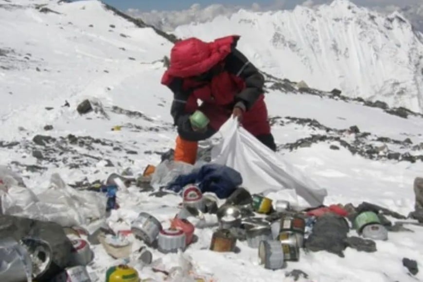 Lis escaladores y el personal de apoyo enfrentaron dificultades para manejar sus desechos