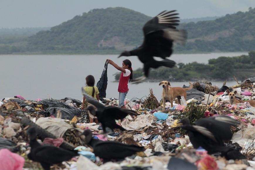 basurales basural 

Two girls look for clothes at the municipal garbage dump in Managua October 10, 2012. The United Nations International Day of the Girl falls on October 11. REUTER/Oswaldo Rivas (NICARAGUA - Tags: SOCIETY POVERTY) managua nicaragua  nicaragua vertedero de basura en managua contaminacion vertededors basurales