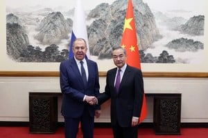 El ministro de Relaciones Exteriores chino, Wang Yi y el ministro de Relaciones Exteriores de la Federación Rusa, Sergey Lavrov, en Beijing, el 9 de abril de 2024. Xinhua.