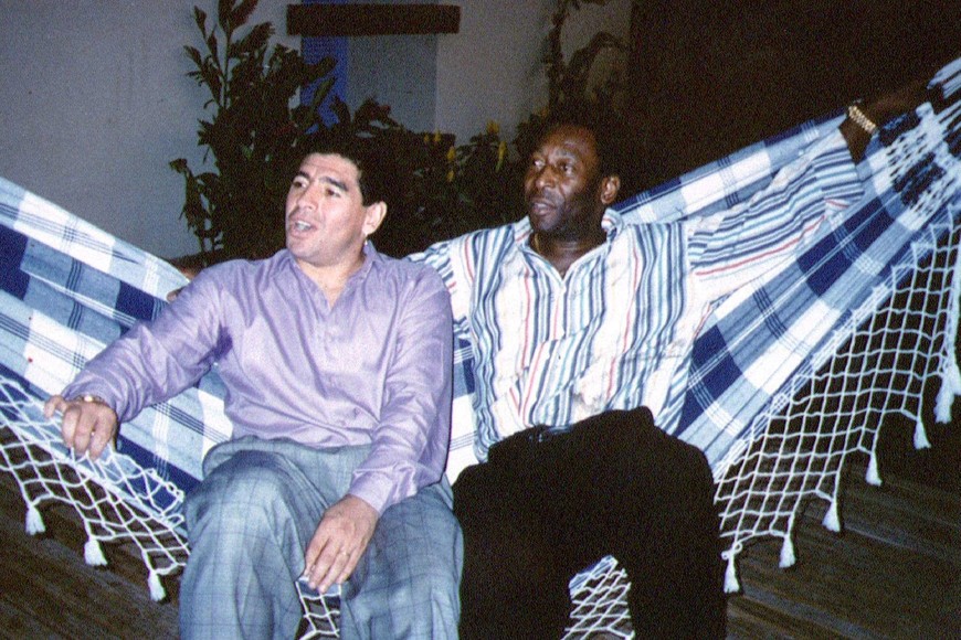 FILE PHOTO: Soccer legends Diego Maradona and Pele rest on a hammock during a reception in Rio de Janeiro, Brazil, May 14, 1995.  REUTERS/Stringer//File Photo