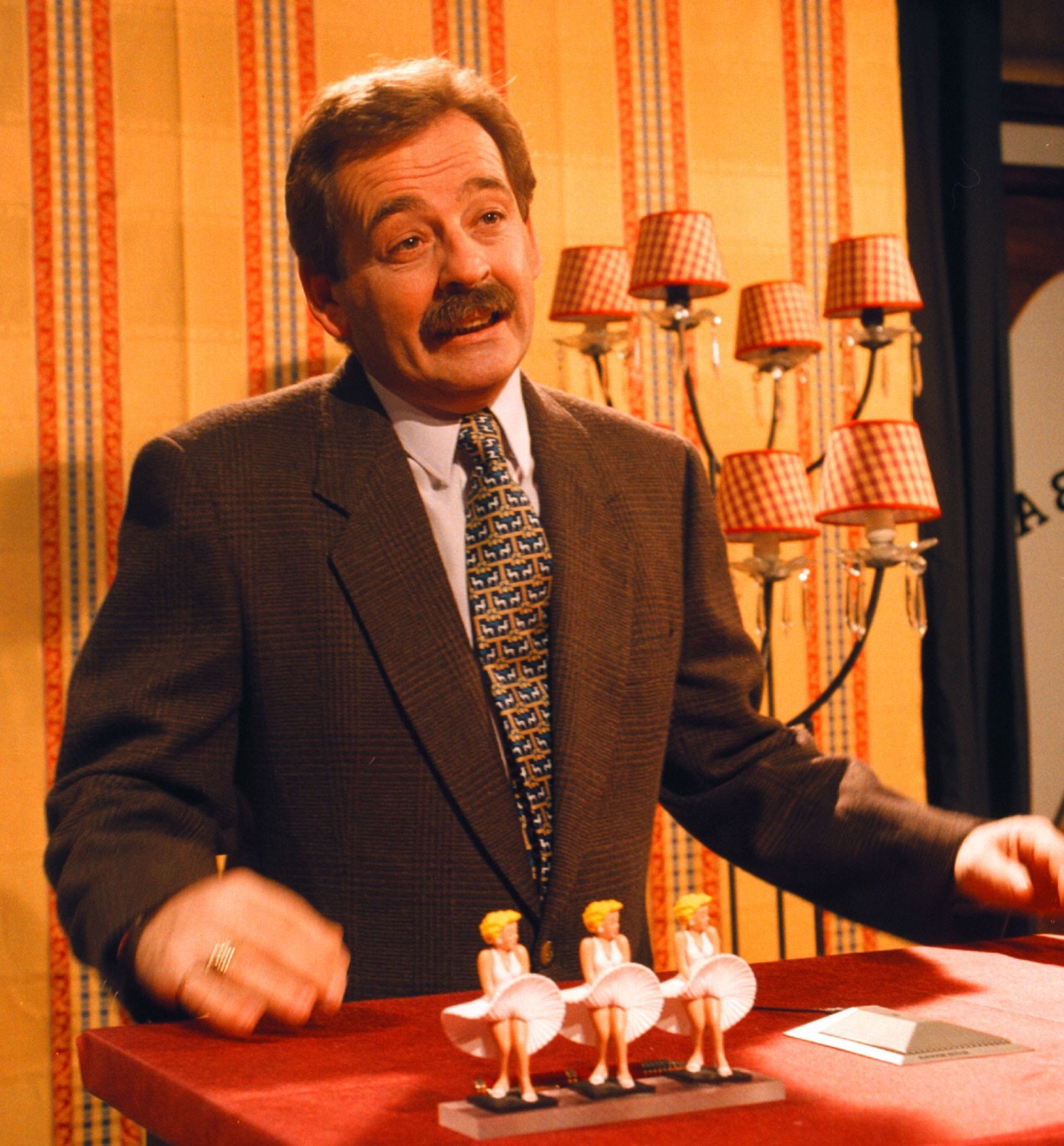 Roberto Schneider en sus comienzo en el programa La Cuarta Pared.