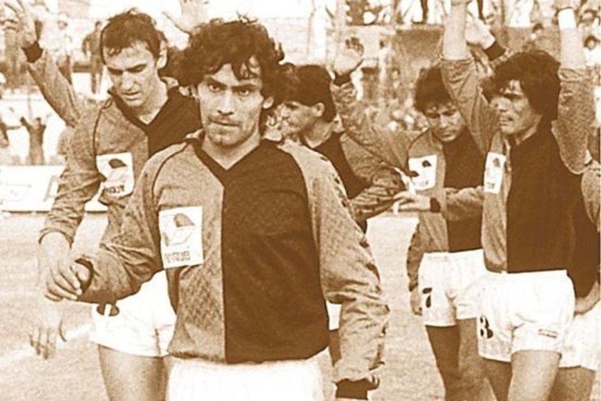 Adelante Wolheim y, detrás suyo, el Bicho Godano, actual presidente, cuando se ponía los cortos y defendía a Colón adentro de la cancha. Jugó el día de la última victoria de Colón en cancha de Morón jugando ambos en el ascenso.