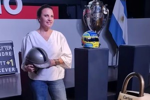 Cora Reutemann con el primer casco que usó su papá y el Williams que manejó en el final de su carrera.