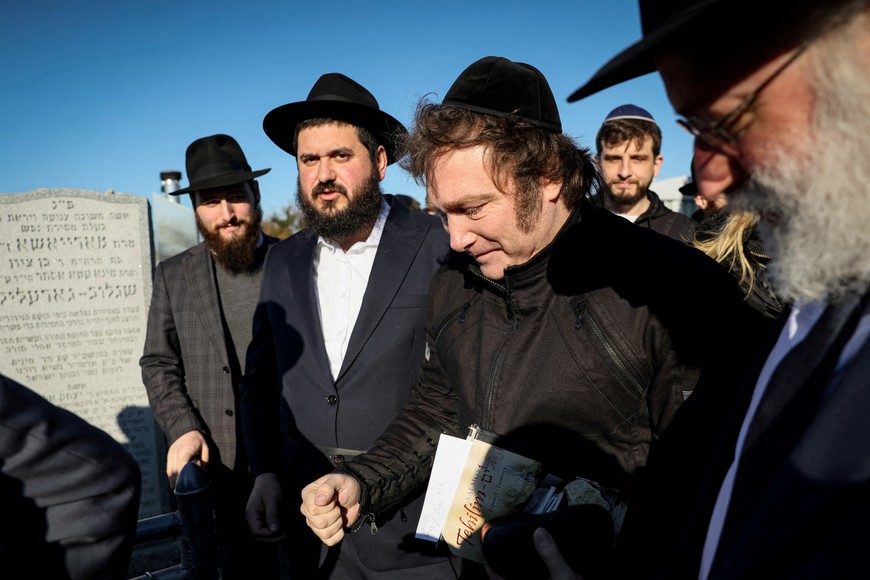 Argentine President-elect Javier Milei visits the resting place of the Lubavitcher Rebbe, Rabbi Menachem M. Schneerson at the Old Montefiore Cemetery in the Queens borough of New York City, U.S., November 27, 2023.  REUTERS/Brendan McDermid         TPX IMAGES OF THE DAY