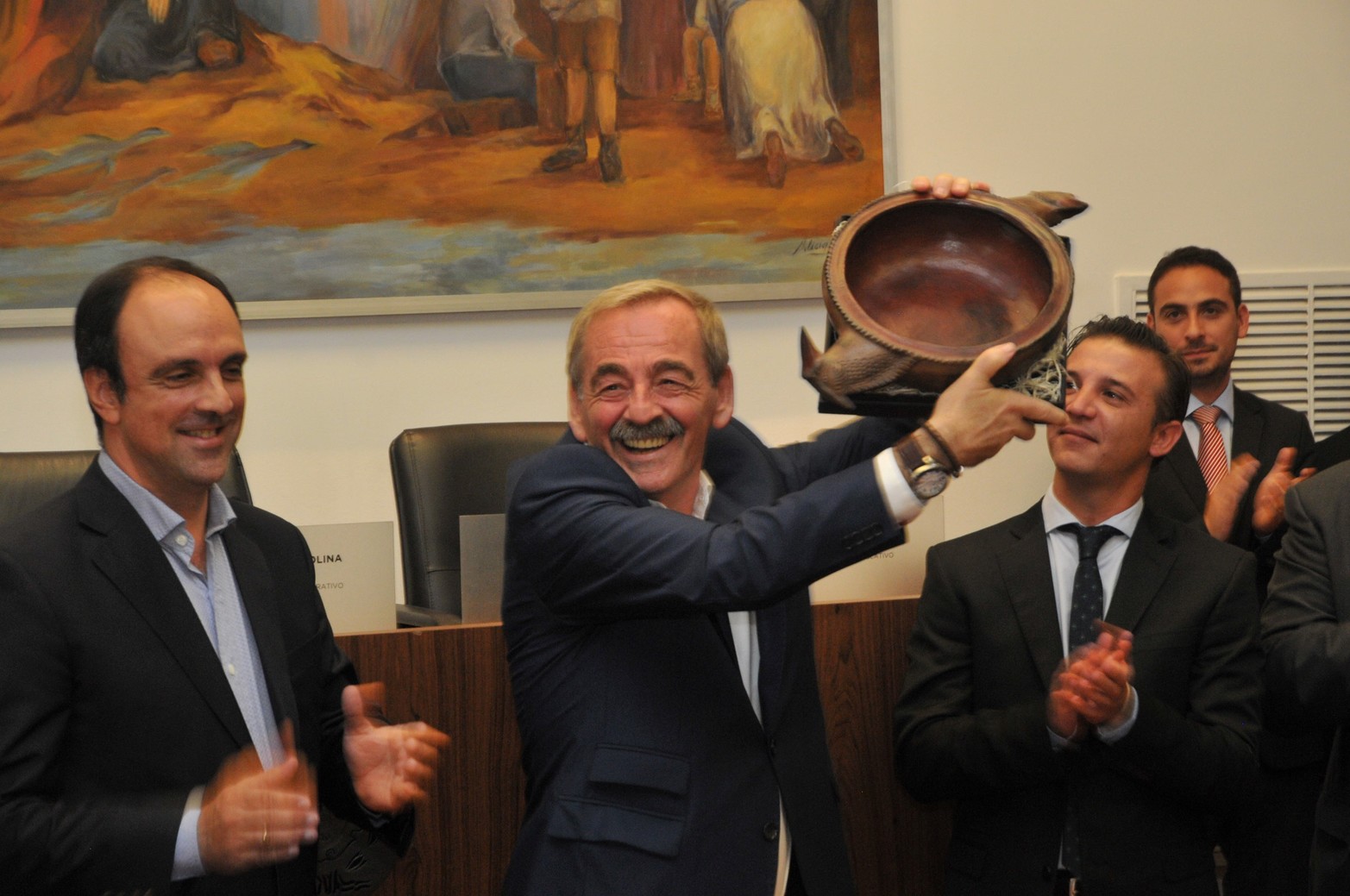 Cuando fue distinguido en el Concejo Municipal. 