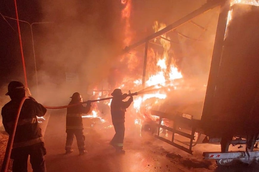 El incidente se reportó a las 03:14 horas y movilizó a los bomberos del Cuartel Santa Fe.