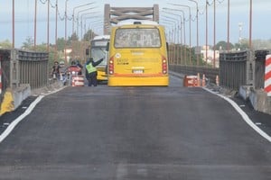 De forma alternada transitan los vehículos habilitados por el puente de emergencia. Foto: Mauricio Garín
