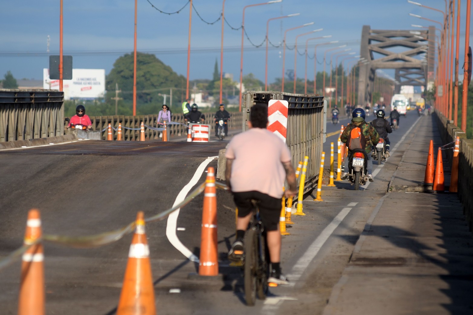 Las motos, bicicletas y peatones también pueden transitar. 