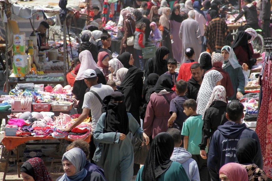 Palestinians shop as they prepare for the upcoming holiday of Eid al-Fitr, marking the end of the holy fasting month of Ramadan amid the ongoing conflict between Israel and the Palestinian Islamist group Hamas, in northern Gaza Strip, April 9, 2024. REUTERS/Mahmoud Issa