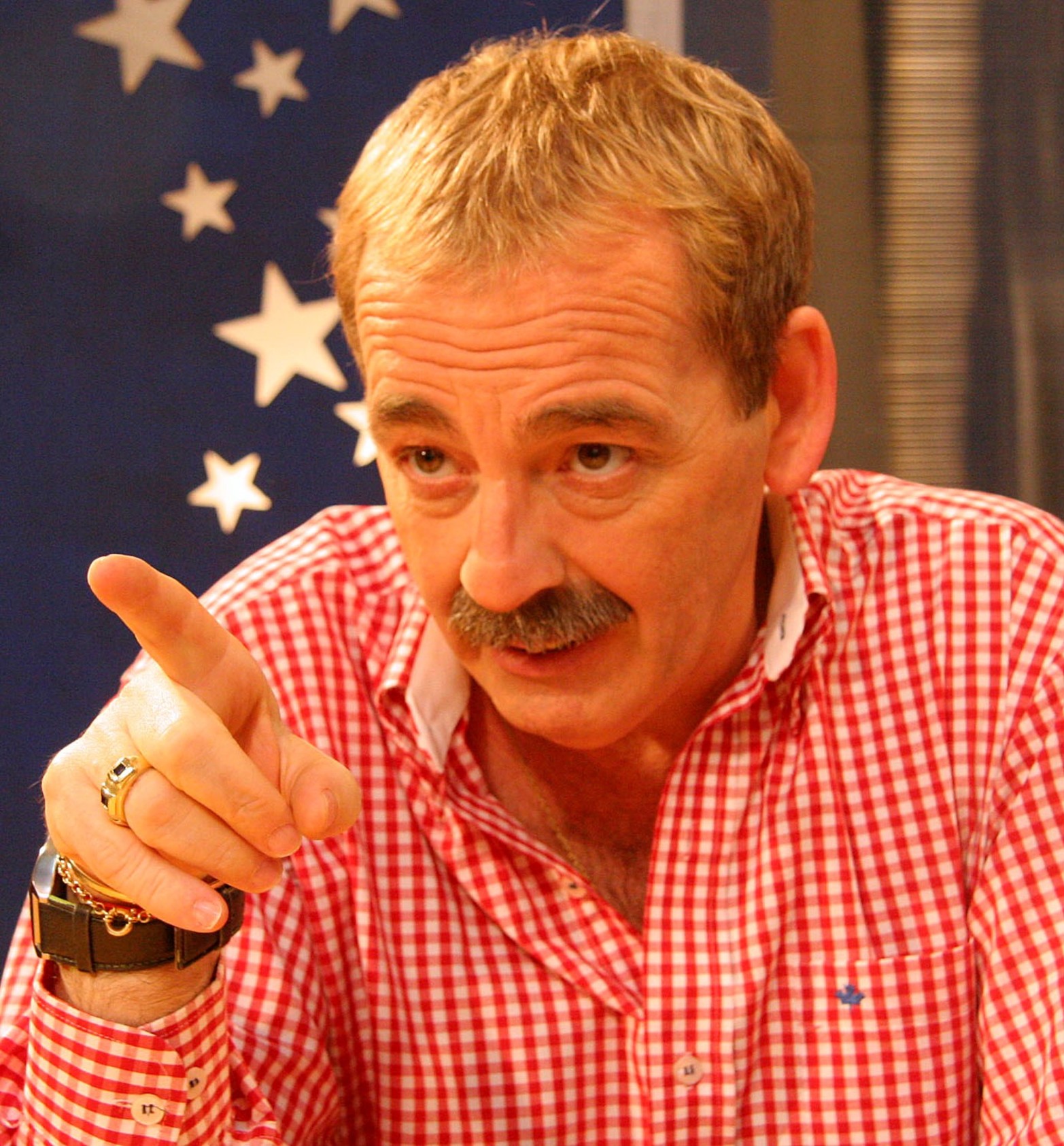 Roberto Schneider, uno de los hombres que más se preocupó, a lo largo de cuarenta años de actividad ininterrumpida, para difundir la actividad impulsada por los hacedores artísticos de la región, hoy se fue de gira.